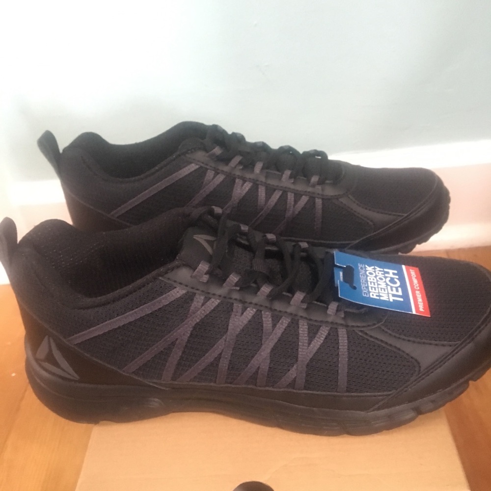 Reebok athletic shoes Size 9.5 NWB